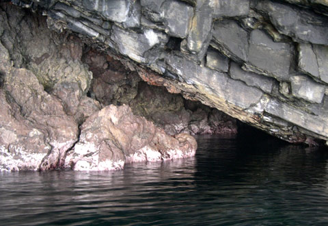 Pantelleria, la grotta del lupo - la morte e la rinascita