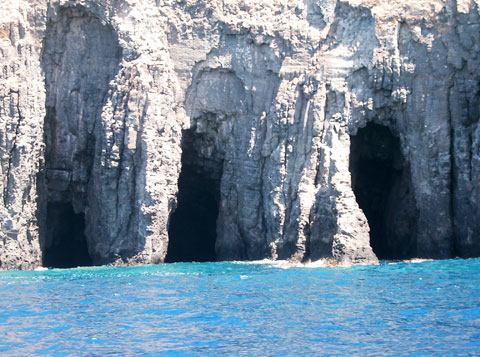 pantelleria grotte dietro l'isola